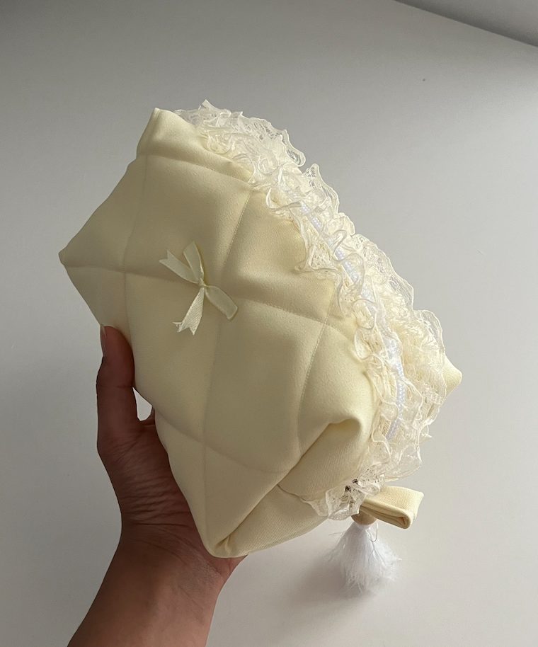 Butter — sarı kapitone makiyaj çantası, krem dantel ruffle ilə